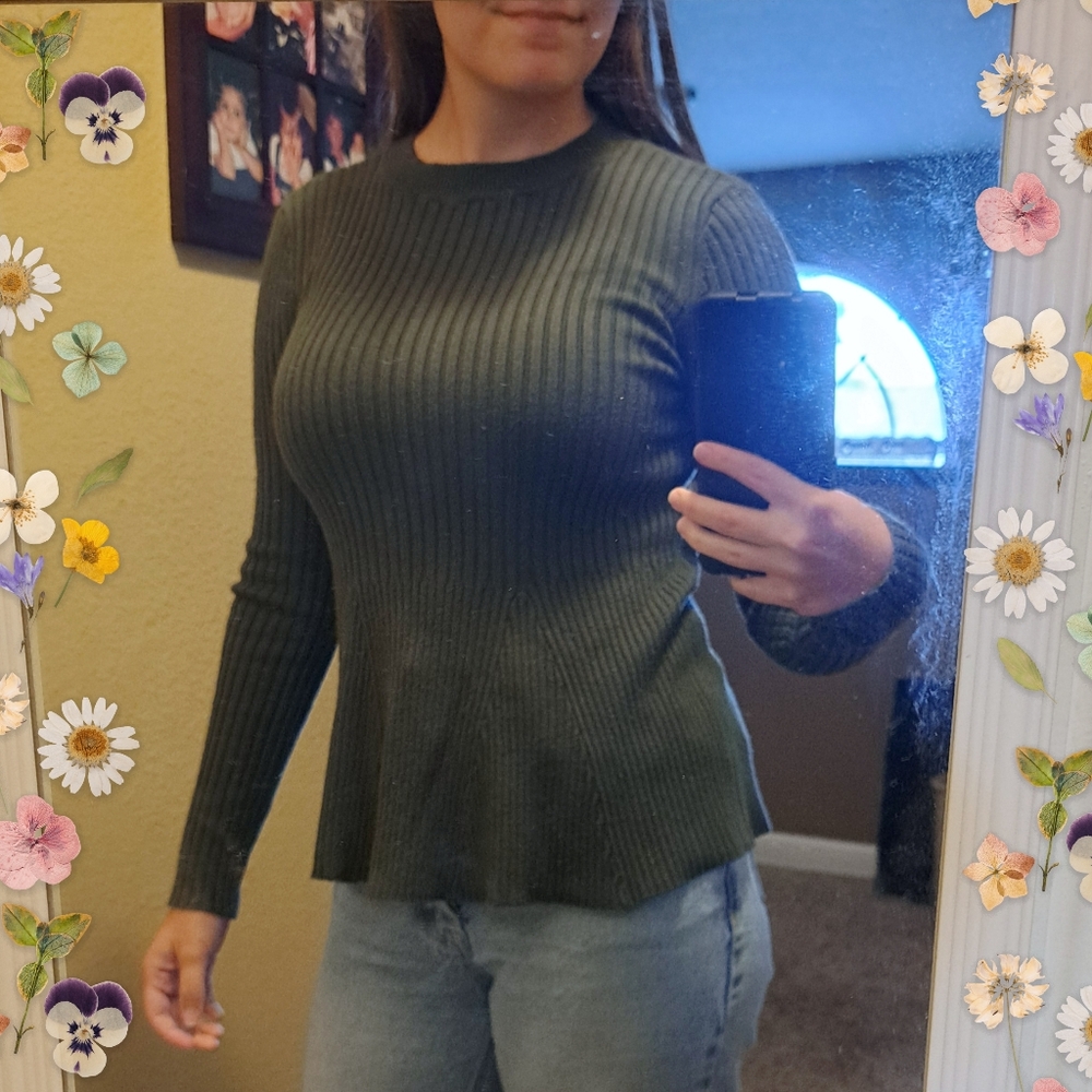 VENUS Size XS Moss Green Ribbed Flare Sweater